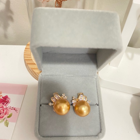 South Sea Pearl Set on 18K Bangkok Gold with Cubic Zirconian - Picture 4 of 7